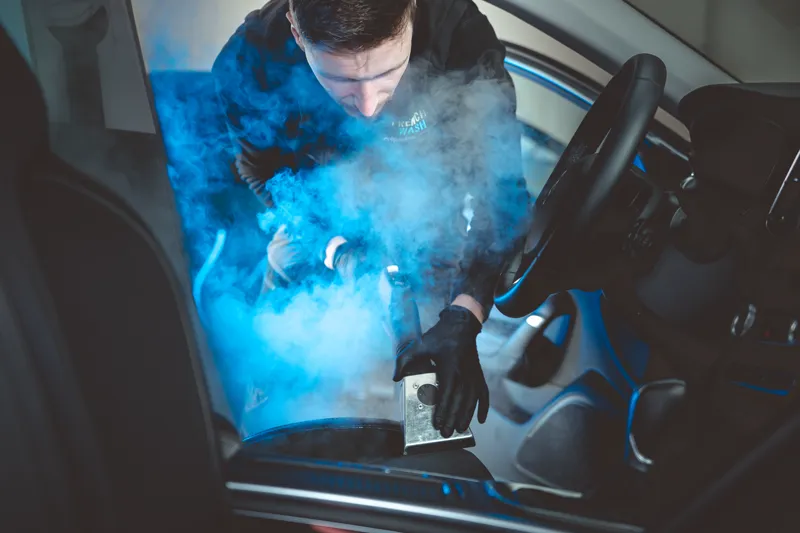 Un préparateur French Wash nettoie l'intérieur d'une voiture à la vapeur